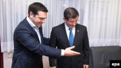 Aleksis Cipras (L) i Ahmet Davutoglu 