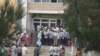 Очередь пенсионеров возле "Микрокредитбанка" в городе Наманганской области. Август 2015 года, Наманган. 