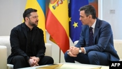 Президент України Володимир Зеленський (л) під час переговорів із прем’єр-міністром Іспанії Педро Санчесом, Мадрид, 18 березня 2026 року