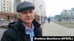 Қазақстан аумағында "Қазақстанның демократиялық таңдауы" қозғалысына тыйым салумен келіспей сотқа жүгінген заңгер Антон Фабрый.