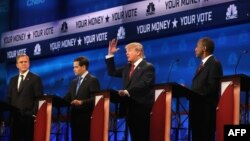 Дональд Трамп прамаўляе падчас дэбатаў з іншымі патэнцыйнымі кандыдатамі на пасаду прэзыдэнта ЗША ад Рэспубліканскай партыі ў кастрычніку 2015 году. Зьлева направа — Джэб Буш, Марка Рубіё, Дональд Трамп і Бэн Карсан.