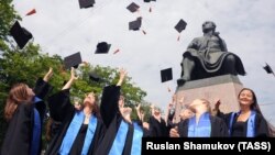 Diplomci Državnog Univerziteta u Sankt Peterburgu, za koji bivši profesor kaže da "metodično eliminišu sve koji se ne slažu s onim što se događa u zemlji". (ilustrativna fotografija)