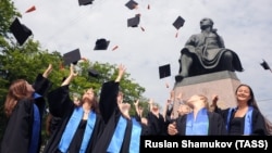 Graduates of St. Petersburg State University, which a former lecturer says is "methodically eliminating everyone who does not agree with what is going on in the country." (illustrative photo)