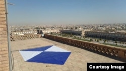 "Син щит" на покрива на историческа сграда в Иран