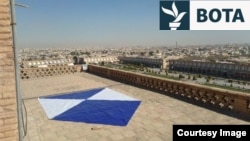 Një simbol me origjinë nga një konventë e vitit 1954 për mbrojtjen e vendeve kulturore gjatë luftës është vërejtur në çatitë e ndërtesave në Iran. 