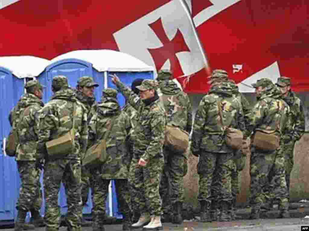 Georgia -- Soldiers patrol near the parliament bulding in central Tbilisi, 08Nov2007 - საქართველო, თბილისი: ქართველი ჯარისკაცები თბილისის ცენტრში მდებარე პარლამენტის შენობასთან პატრულირებენ, 8 ნოემბერი, 2007 წ.. ექვსდღიანი საპროტესტო აქციებისა და აქციის მონაწილეთა ძალადობრივი დაშლის შემდეგ მთავრობამ საგანგებო ვითარება გამოაცხადა (”ფრანს პრესის” ფოტო). (AFP)