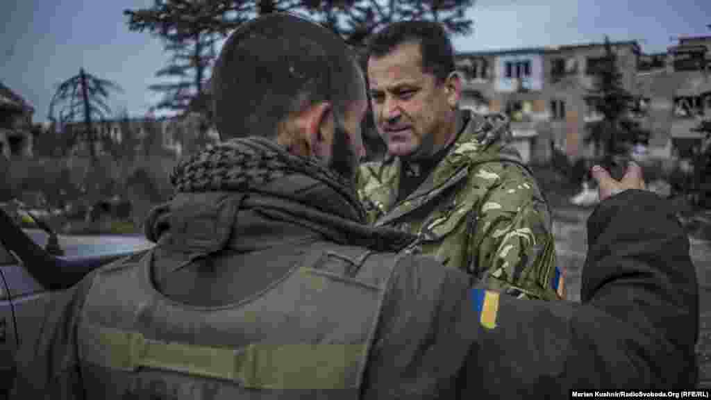 Капелан спілкується зі своїм земляком Емануелем із Виноградова Закарпатської області, вони поруч із місцем, де тривають активні бойові дії