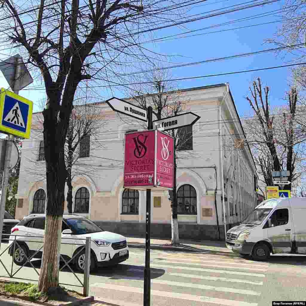 Множество наружной рекламы на латинице можно увидеть в Симферополе