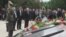 В 10 утра цветы к мемориалу погибшим воинам в сухумском парке Славы возложили члены правительства, представители общественности, абхазской диаспоры из Турции и Сирии, духовенство Абхазии