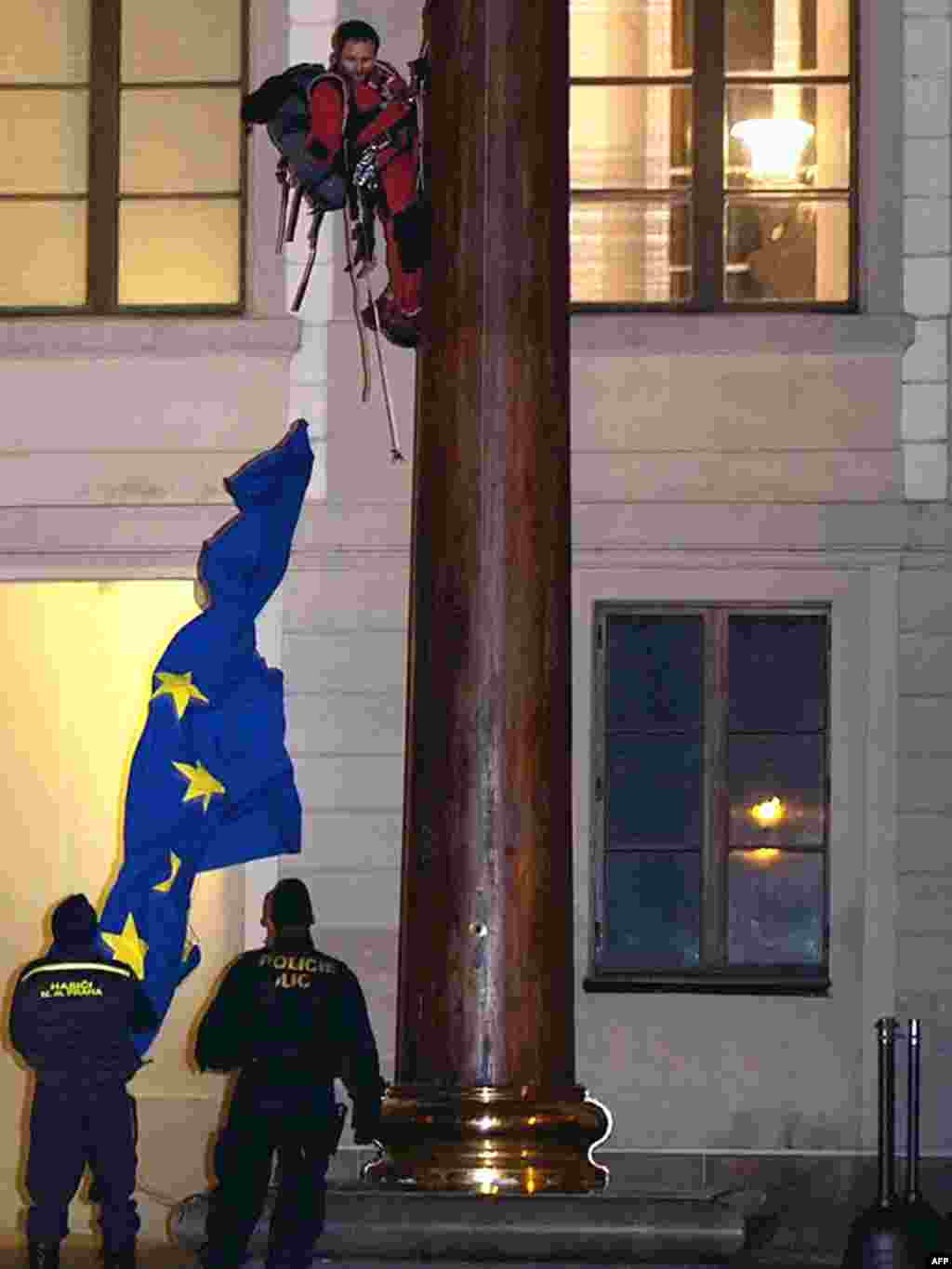 Češka Republika - Prag - EU nema bezuvjetnu podršku među građanima Češke Republike. Jedan aktivista ¨Zelenih¨ pokušava da skine zastavu EU, dok policajci mirno čekaju njegov silazak. Integracija Balkana u EU je za Češku prioritet, rekao je njen premijer Mirek Topolanek.