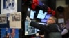 Brokeri la bursa de valori de la New York (NYSE) la deschiderea tranzacțiilor, pe 15 iulie 2025. Tarifele lui Trump domină scena. 