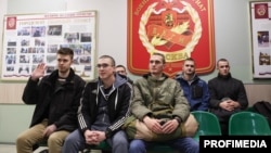  Млади мъже, призовани за наложителна военна работа в Русия. Снимката е от 15 октомври 2024 година 