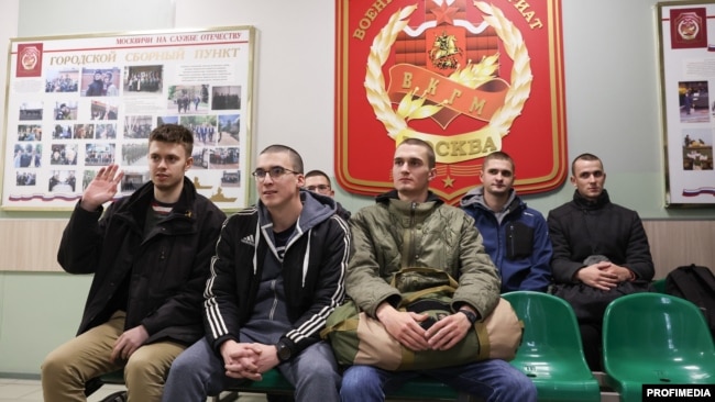 Млади мъже, призовани за задължителна военна служба в Русия. Снимката е от 15 октомври 2024 г.