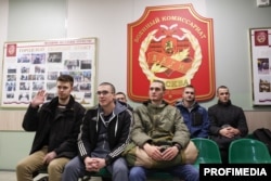 Призовники у місцевому призовному пункті перед відправкою на військову службу до російської армії, жовтень 2025-го