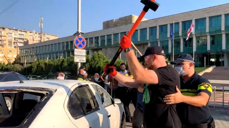 Члены партии «Гирчи – Больше свободы» разгромили автомобиль у здания СГБ