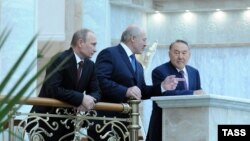 Президенты Нурсултан Назарбаев (справа), Александр Лукашенко (в центре) и Владимир Путин разговаривают в кулуарах. Минск, 24 октября 2013 года.