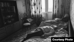 Көзі көрмейтін қарт адам жылусыз, жарықсыз пәтерінде жатыр. Украина, Киев, 15 ақпан, 2026 жыл. Фото авторы – Рауль Упоров.