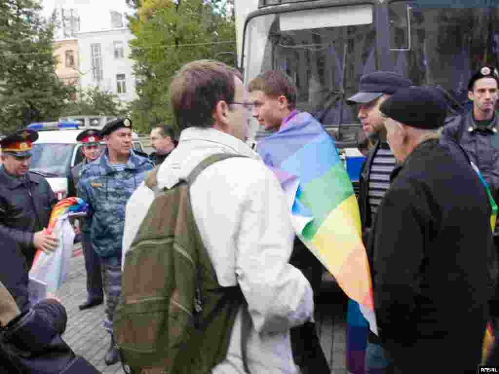 На этом провокации не закончились. Через некоторое время с митинга вывели несколько молодых людей, размахивающих флагом правозащитного движения геев и лесбиянок.