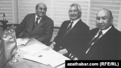 RFE/RL-niň Türkmen gullugynda köp ýyllar işlän ozalky baýry žurnalistler (çepden saga) Aman Berdimyrat, Allamyrat Halmyrat we Myrat Täçmyrat. Arhiw suraty.