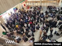 Мына фотода 13 наурыздағы шабуылдан соң ішкі Ираннан Харк аралына пароммен барғалы жатыр деген ирандық жұмысшылар бейнеленген.