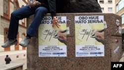 Ieri la Belgrad în fața unui afiș pe care scria „Aceasta nu este o țară Nato”