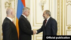 Премьер-министр Армении Никол Пашинян принимает кандидата на пост генерального секретаря ОДКБ Станислава Зася, Ереван, 28 мая 2019 г.