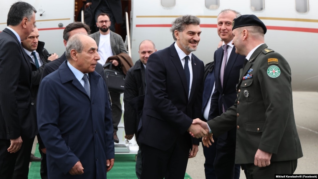 Михаил Кавелашвили (в центре) в аэропорту Баку