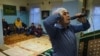 Раджаб мешітінде азан шақырып тұрған адам және намазға жиналған жамағат. Қазан, Татарстан, Ресей, 9 мамыр 2021 жыл.