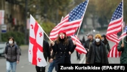Demonstrators carry Georgian and US flags during an opposition rally in Tbilisi. (file photo)