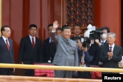 Қытай басшысы Си Цзиньпин компартияның 100 жылдығына орай өткен Тяньаньмэнь алаңындағы мерекелік шараға келген сәт. Пекин, 1 шілде 2021 жыл.