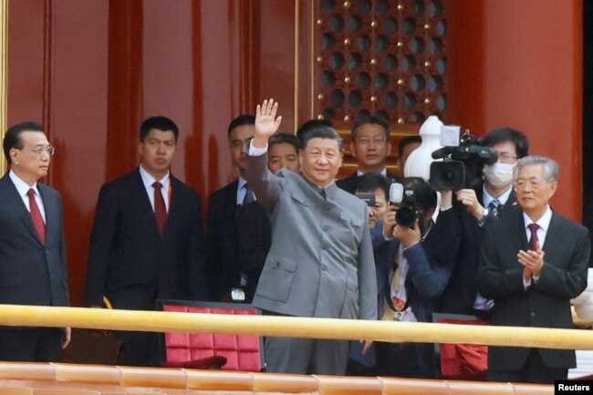 Қытай басшысы Си Цзиньпин компартияның 100 жылдығына орай өткен Тяньаньмэнь алаңындағы мерекелік шараға келген сәт. Пекин, 1 шілде 2021 жыл.