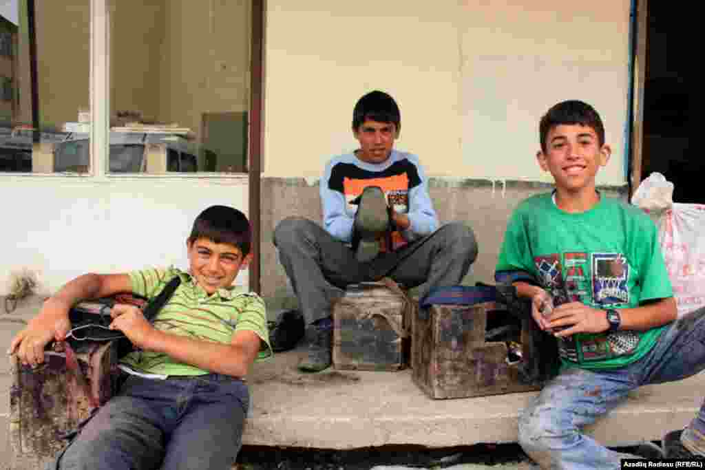 Ayaqqabı boyaçıları.