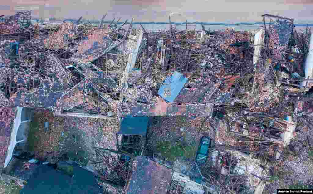 A drónfelvételen jól látszik, hogy a keddi, 6,3-6,5-ös erősségű földmozgás valósággal romba döntötte a fél kisvárost.
