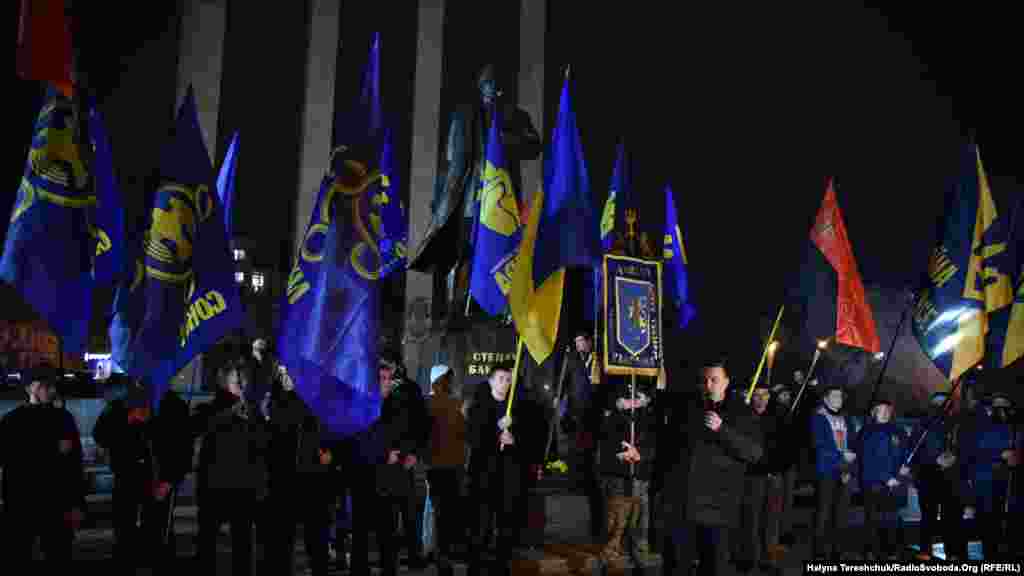 Надвечір, за різними підрахунками, від 300 до 500 осіб взяли участь у смолоскиповій ході на честь 109-ї річниці від дня народження провідника