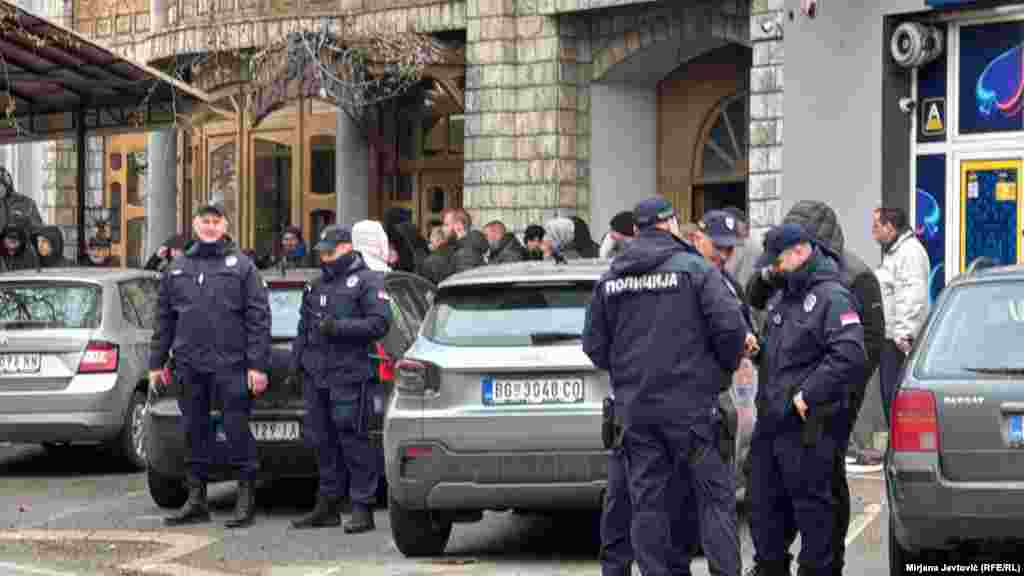 Policija ispred još jednog ugostiteljskog objekta u Kuli u kojem se od jutra nalazi grupa nepoznatih muškaraca, 29. mart 2026.