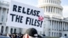 Протестувальник тримає плакат, пов'язаний з оприлюдненням файлів справи Джеффрі Епштейна, біля Капітолію США у Вашингтоні, округ Колумбія, 12 листопада 2025 року