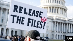 Протестувальник тримає плакат, пов'язаний з оприлюдненням файлів справи Джеффрі Епштейна, біля Капітолію США у Вашингтоні, округ Колумбія, 12 листопада 2025 року