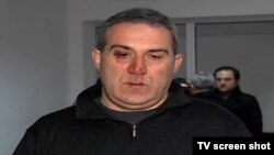 Нападавшие, около восьми человек, поджидали его у дома, когда он возвращался в три часа ночи, рассказывает Циклаури, схватили и пытались затащить в машину. Два раза они даже воспользовались электрошокером