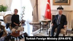 Izvjestilac Anje Kalamar i turski šef diplomatije Mevlut Čavušolu pred sastanak u Ankari, 28. januara 2018.
