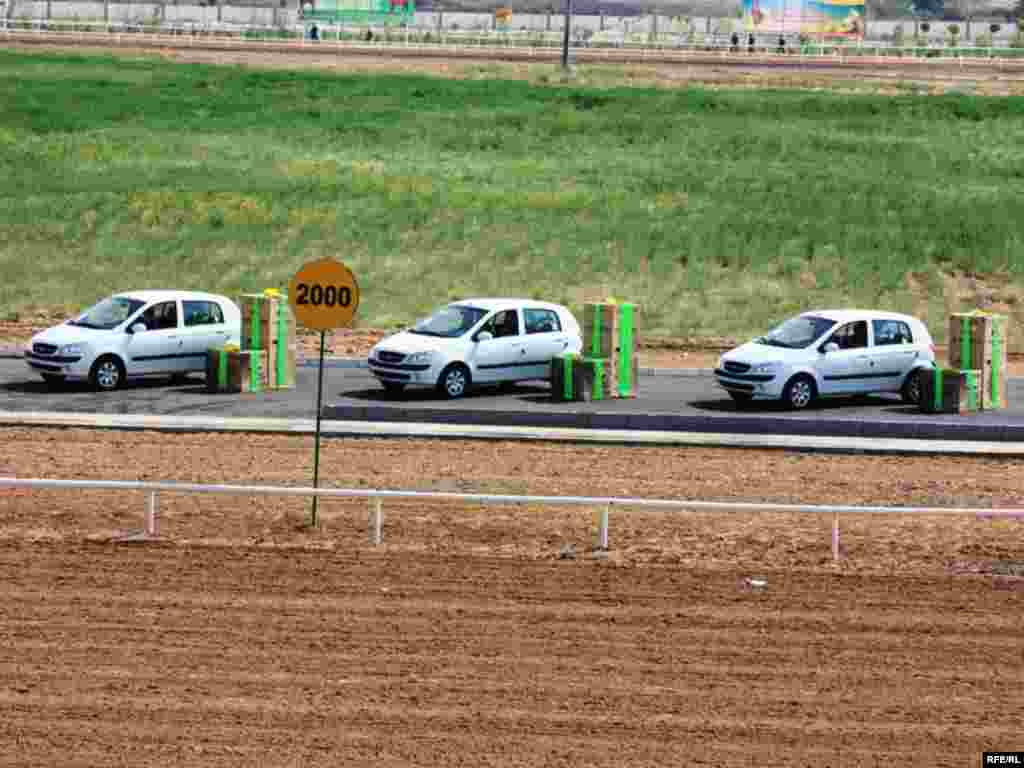 Gymmat bahaly baýraklar öz eýelerine garaşýarlar
