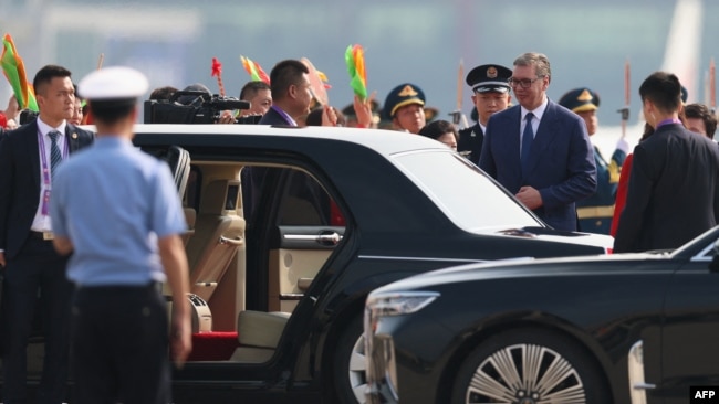 Tổng thống Serbia Aleksandar Vucic (hướng về phía xe) đến sân bay Bắc Kinh vào ngày 2 tháng 9 để tham dự lễ duyệt binh kỷ niệm 80 năm ngày kết thúc Thế chiến thứ II và Nhật Bản đầu hàng.