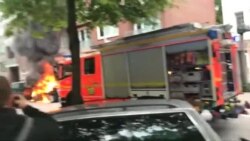 Эътирозгарон мошинҳоро оташ заданд