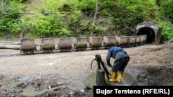 Shemsi Bujaku, duke i pastruar çizmet pas daljes nga miniera e Artanës.