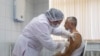  Медицина қызметкері еріктіге "Спутник V" вакцинасын салып жатыр. Мәскеу, Ресей. 15 қыркүйек, 2020