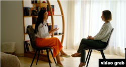 Анастасія Арєф’єва, українська психологиня в Бельгії (ліворуч) та Олена Абрамович, кореспондентка Радіо Свобода (праворуч), під час інтерв'ю в Брюсселі, Бельгія, 22 березня 2026 року