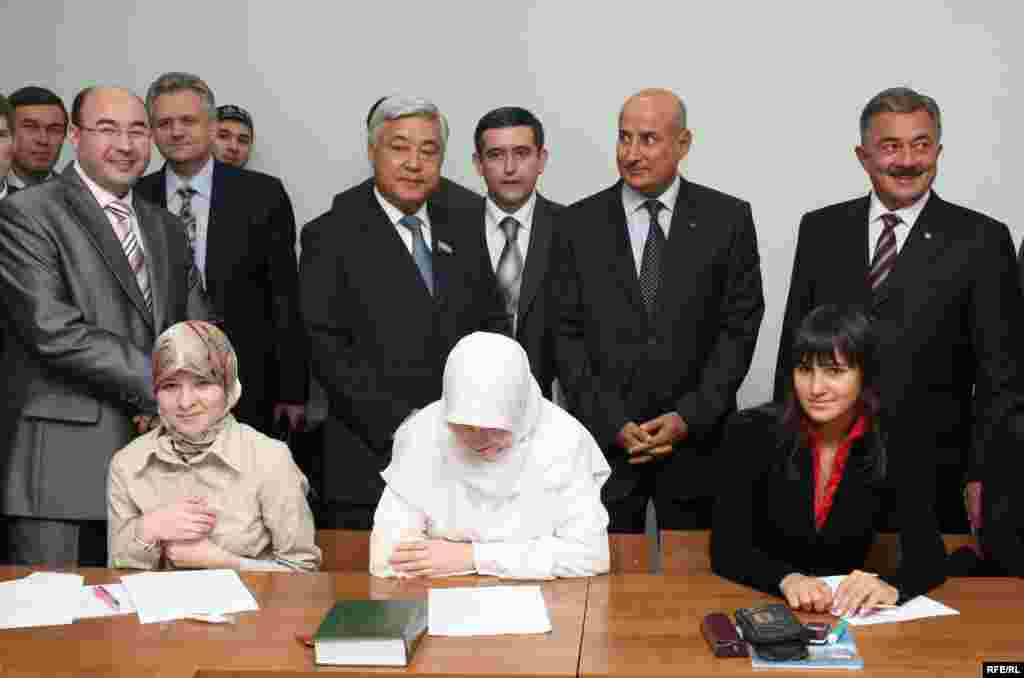 "Русиядә һәм чит илдә мөселман мәгарифе" җыены - Мәгариф, фән һәм мәдәният Ислам оешмасы җитәкчесе Абделазиз Осман әл-Твейджри, Татарстан парламенты рәисе Фәрит Мөхәммәтшин, Русиянең Ислам конференциясе оешмасындагы илчесе Камил Исхаков Татар дәүләт һуманитар педагогика университетында студентлар белән очрашты.