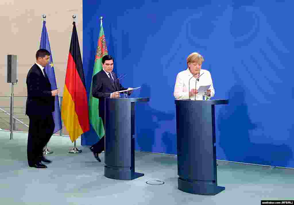 Germaniýanyň kasnleri Angela Merkel (s) we Türkmenistanyň prezidenti G.Berdimuhamedow (ç) metbugat-konferensiýasynda çykyş etmek üçin öz münberlerine barýarlar,&nbsp;Berlin, 29-njy awgust, 2016. &nbsp;&nbsp;