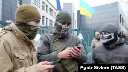 Активісти блокують телеканал NewsOne у Києві, 4 грудня 2017 року