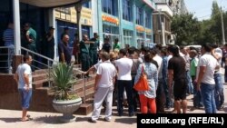 Тошкентда ўзбек автомобилига пул топширишга навбат.