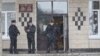 Міліцыянты каля школы № 2 у Стоўпцах пасьля двайнога забойства